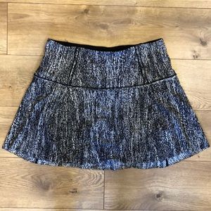 Lululemon skirt. Size 6. Looks new.